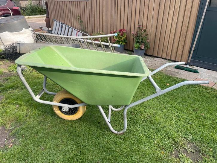 Grote Mestkruiwagen met nieuw wiel., Tuin en Terras, Kruiwagens, Zo goed als nieuw, Ophalen