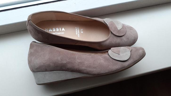 Hassia. Suède schoen. Genua K. Sleehak. Beige. Mt. 6,5, Kleding | Dames, Schoenen, Zo goed als nieuw, Instappers, Beige, Ophalen of Verzenden