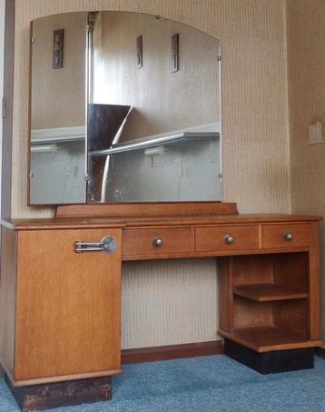 Antieke houten kast met spiegel te koop beschikbaar voor biedingen