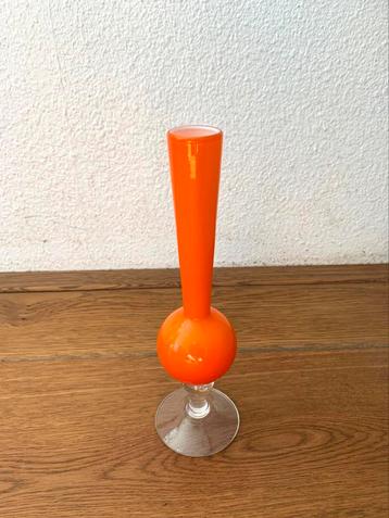 Prachtige kleine oranje vaas beschikbaar voor biedingen