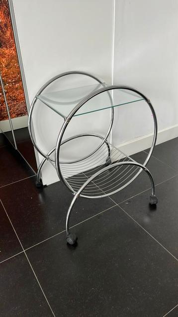 Leuke vintage bijzettafel beschikbaar voor biedingen