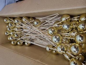 kerstballen instekers met gouden bal beschikbaar voor biedingen