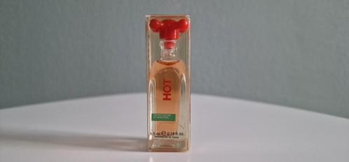 Parfum miniatuur United Colors of Benetton - Hot EDT 5,5ml, Verzamelen, Parfumverzamelingen, Nieuw, Miniatuur, Gevuld, Ophalen of Verzenden