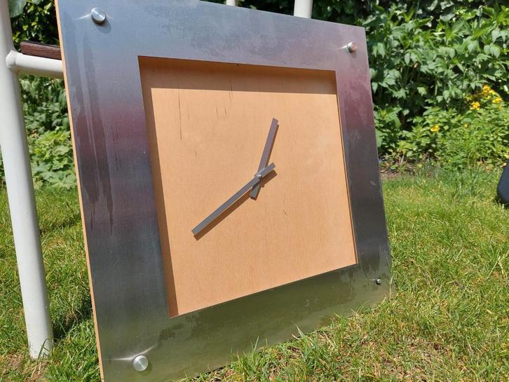 Moderne Wandklok met Metalen Frame, Huis en Inrichting, Woonaccessoires | Klokken, Gebruikt, Wandklok, Analoog, Ophalen