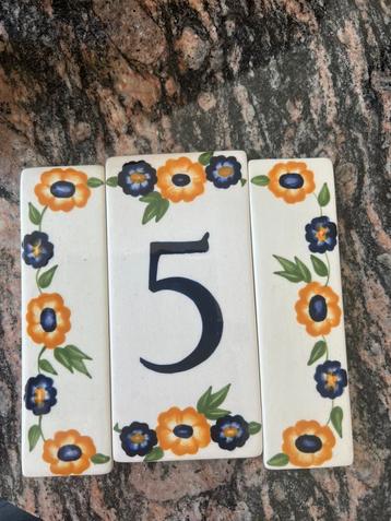 Number 5 tegels beschikbaar voor biedingen