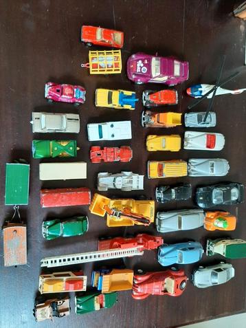 Verzameling oude speelgoedautos beschikbaar voor biedingen