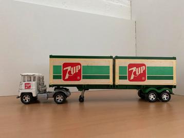Matchbox USA truck met oplegger 7-up beschikbaar voor biedingen