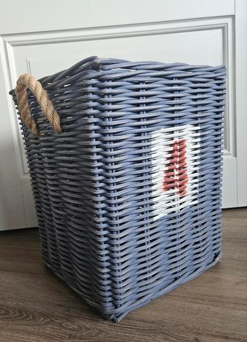 Mooie decoratieve rieten mand (als nieuw!) beschikbaar voor biedingen