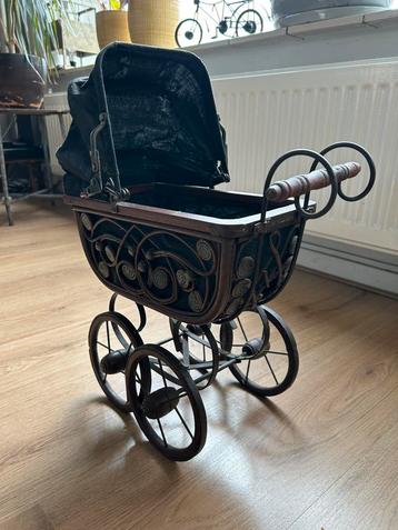 Antieke / vintage poppenwagen beschikbaar voor biedingen