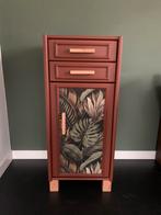 Mooi rood kastje met behang en hout, Huis en Inrichting, Kasten | Overige, Ophalen, Zo goed als nieuw