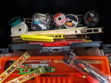 2 viskoffers en een vistas vol hengelsport artikelen.  beschikbaar voor biedingen