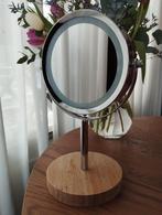 Dubbelzijdige make-up spiegel. Verlichting en houten voet., Huis en Inrichting, Minder dan 100 cm, Minder dan 50 cm, Rond, Ophalen of Verzenden