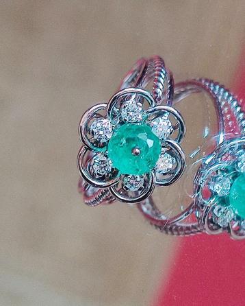 Bloemenring goud/platinum met smaragd en diamanten  beschikbaar voor biedingen