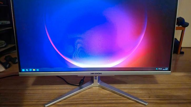 Medion E23301  - klein lcd defect zie foto, Computers en Software, Desktop Pc's, Gebruikt, 3 tot 4 Ghz, SSD, 4 GB, Met monitor