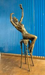 Art Deco Bronzen Beeld van Danseres op Kruk met wijnglas, Ophalen of Verzenden