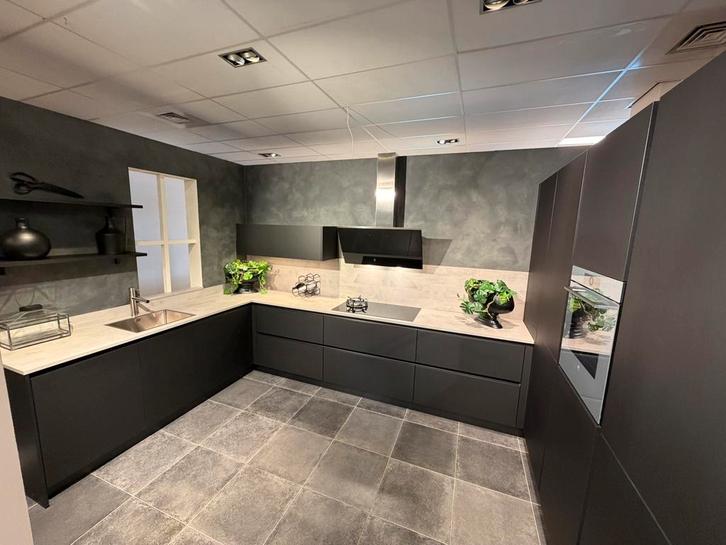 Showroom keuken €9950,-, Huis en Inrichting, Keuken | Complete keukens, Nieuw, U-keuken, Zwart, Kunststof, Greeploos, Ophalen