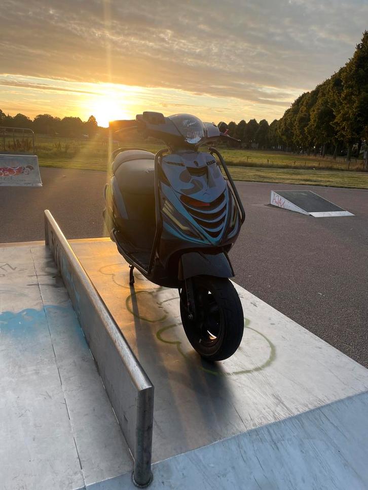 Piaggio Zip 2021 - 55km/u, Fietsen en Brommers, Scooters | Piaggio, Gebruikt, Zip, Maximaal 45 km/u, Benzine, Ophalen