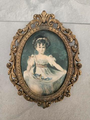 Vintage ovale lijst met meisje beschikbaar voor biedingen