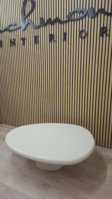 salontafel organisch model Clayton van Richmond Interiors beschikbaar voor biedingen