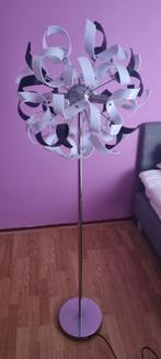 Mooie staande lamp.   Zwart wit met zilveren poot, Huis en Inrichting, Lampen | Vloerlampen, Ophalen, Zo goed als nieuw, 150 tot 200 cm