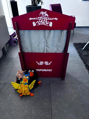 Poppenkast met veel poppenkastpoppen (modern en klassiek) beschikbaar voor biedingen