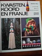 KWASTEN. KOORD EN FRANJE, verrassende ideeën in allerlei tec, Boeken, Hobby en Vrije tijd, Ophalen of Verzenden, Zo goed als nieuw