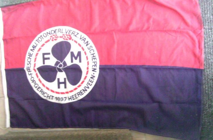 NIEUWE rood/blauwe vlag met tekst en bootschroef ca.95x145, Diversen, Vlaggen en Wimpels, Nieuw, Ophalen of Verzenden