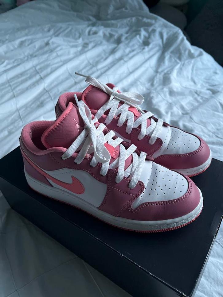 Nike Jordan 1 Low Pink Strawberry - Maat 36,5, Kleding | Dames, Schoenen, Nieuw, Sneakers of Gympen, Roze, Ophalen of Verzenden