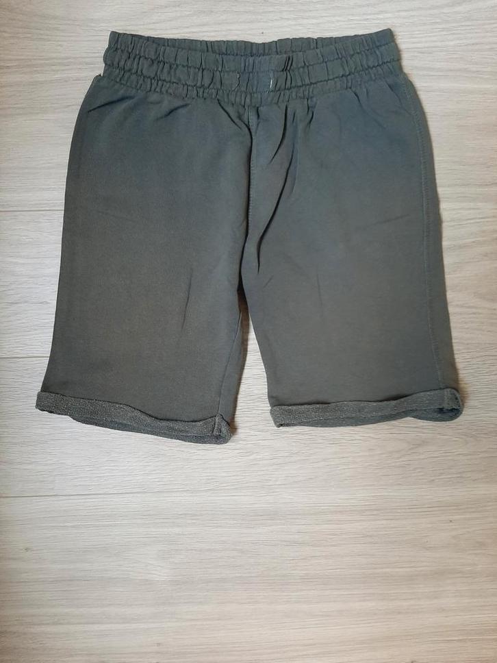 AvD1263 Hema korte joggingbroek in grijs/groen kleur 146/152, Kinderen en Baby's, Kinderkleding | Maat 146, Gebruikt, Jongen, Broek
