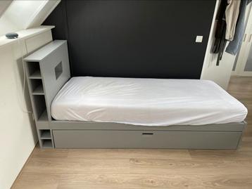 Grijs bed 90x200 met logeergedeelte (vt wonen)– goede staat