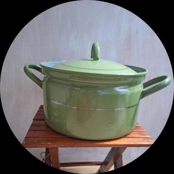 Vintage reseda groen emaille pan met deksel, goud randje  beschikbaar voor biedingen