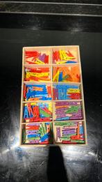 Doosje gekleurde mini knijpertjes, leuk voor kaarten/foto’s, Diversen, Kerst, Ophalen of Verzenden, Zo goed als nieuw