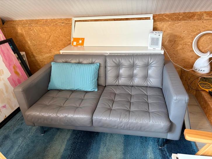 Grijze leren 2,5 zitsbank, Huis en Inrichting, Banken | Sofa's en Chaises Longues, Gebruikt, Tweepersoons, 150 tot 200 cm, 75 tot 100 cm