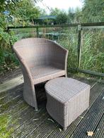 Prachtug bruin wicker rieten tuinstoeltje met voetenbankje., Tuin en Terras, Tuinstoelen, Ophalen of Verzenden, Wicker
