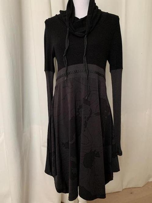 DECA | ZGAN | Maat 3 | twd 219eur |  Aparte modern Jurk, Kleding | Dames, Jurken, Zo goed als nieuw, Maat 38/40 (M), Zwart, Ophalen of Verzenden