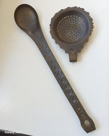 Antieke bronzen lepel 34 cm en theezeef met ophangoog beschikbaar voor biedingen