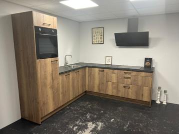 Chocolat oak showroom hoekkeuken beschikbaar voor biedingen