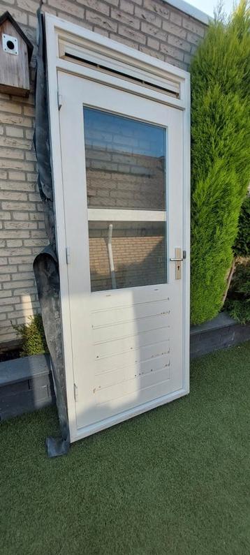 Buitendeur met kozijn en glas beschikbaar voor biedingen