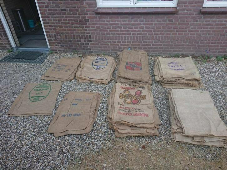 Nog ongeveer 40 jute zakken gemengde opdruk, Huis en Inrichting, Stoffering | Gordijnen en Lamellen, Nieuw, Minder dan 100 cm