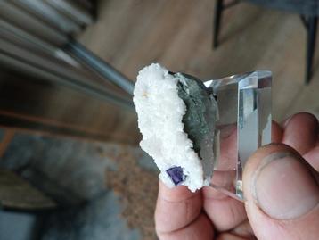 Fluoriet op kristal en kwarts beschikbaar voor biedingen