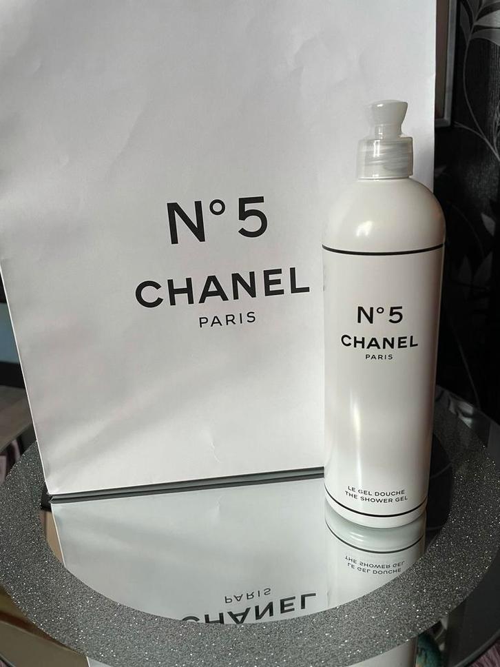 Chanel factory 5 showergel + boekjes + tas limited edition, Sieraden, Tassen en Uiterlijk, Uiterlijk | Lichaamsverzorging, Nieuw