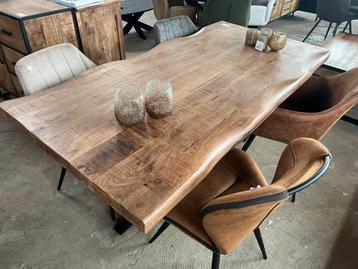 Magazijn leegverkoop boomstamtafel mangohout matrix zwart beschikbaar voor biedingen