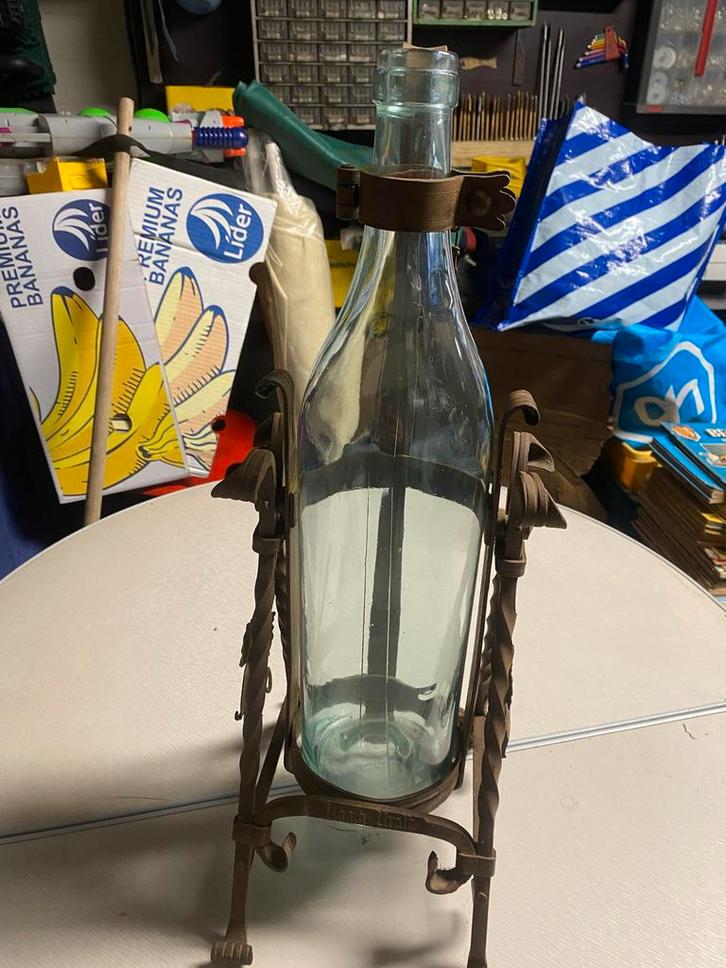 Antieke Wijnfles in Smeedijzeren Standaard, Antiek en Kunst, Antiek | Glas en Kristal, Ophalen