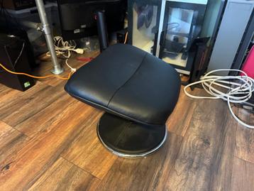 Voetensteun van kunstleer beschikbaar voor biedingen