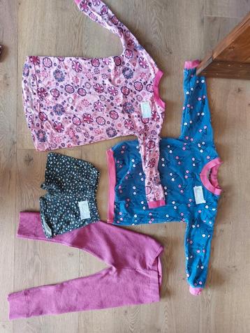 Kledingpakket meisje 122, 2x trui, broek en korte broek beschikbaar voor biedingen