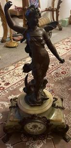 Bronzen beeld met klok in marmeren voetstuk, Antiek en Kunst, Antiek | Klokken, Ophalen of Verzenden