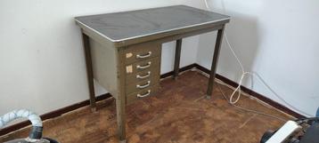 Vintage Metalen Bureau met Lades beschikbaar voor biedingen