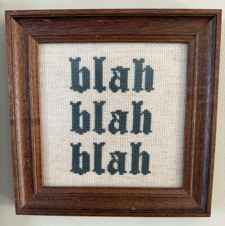 Blah Blah Blah Kruissteek in Lijst, Huis en Inrichting, Woonaccessoires | Tekstborden en Spreuken, Zo goed als nieuw, Ophalen of Verzenden