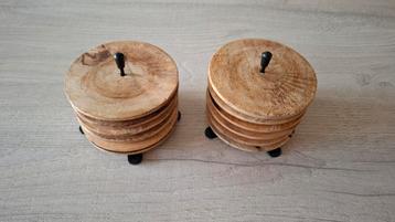 2 x 6 houten onderzetters op zwarte metalen houders beschikbaar voor biedingen