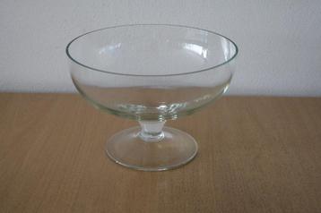 Glazen schaal op voet beschikbaar voor biedingen